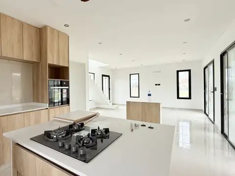 Casa 5 ambientes con 3 baños