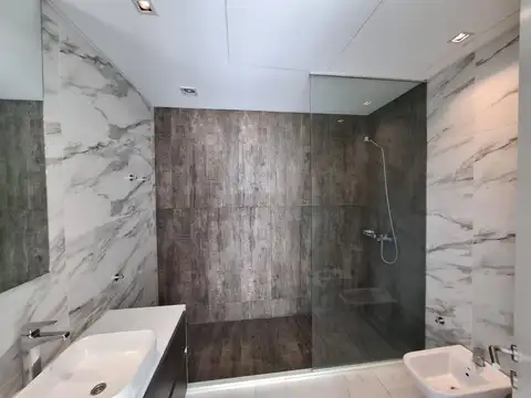 Casa en Alquiler con 2 cocheras