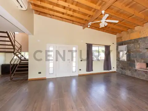 Casa en Alquiler con 2 cocheras