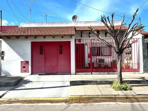Casa en lote propio de 3 ambientes con fondo parquizado