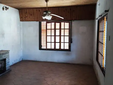 Casa 6 ambientes con 2 baños