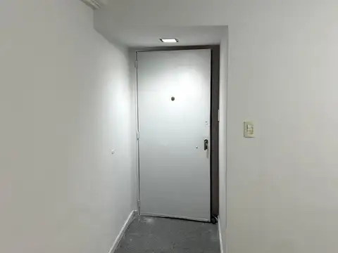 California 1600, Piso 1