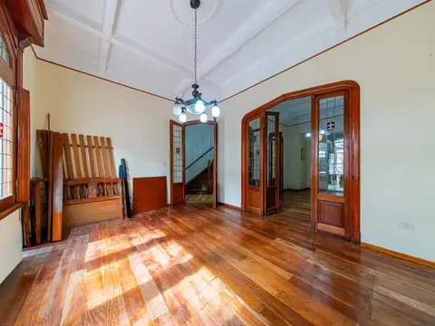 Casa 10 ambientes con 2 baños