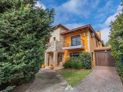 VENTA CASA CARRASCO SUR 4 DORM PISCINA BARBACOA