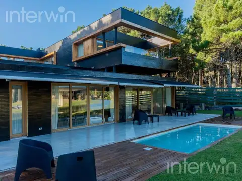 Casa en Venta con 4 cocheras