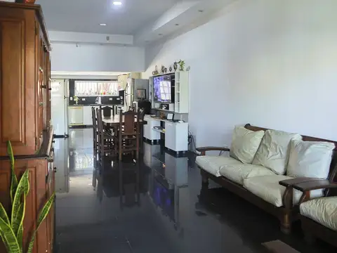 Casa 7 ambientes con 2 baños