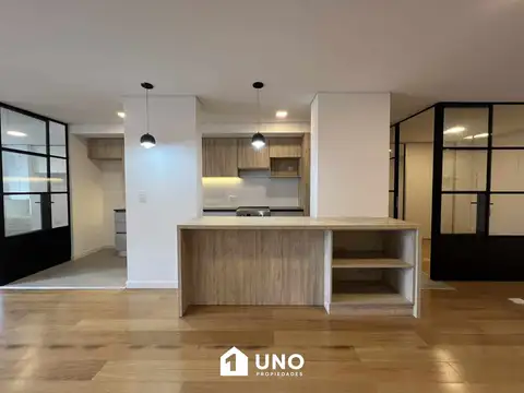 Ituzaingo y Buenos Aires - Amplio Dpto de 2 Dormitorios. Cochera disponible.