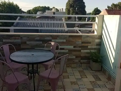 AMOBLADO!  3 amb por escalera, patio, parrilla, lavadero