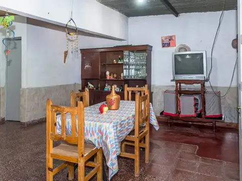 Casa 6 ambientes con 1 baño