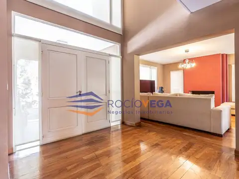 Casa en Venta con 2 cocheras