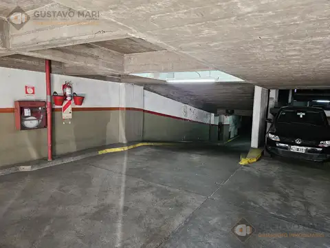 Cochera fija cubierta por rampa a pasos de la Av. 9 de Julio.