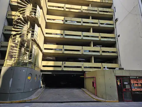 Cochera fija cubierta por rampa a pasos de la Av. 9 de Julio. 