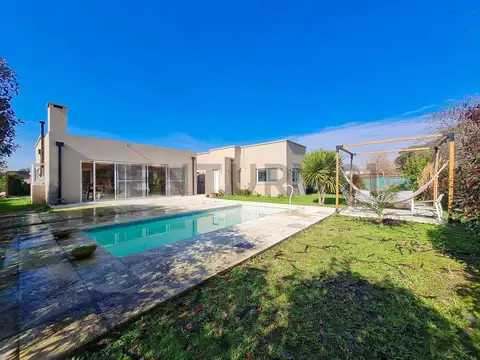 CASA EN VENTA EN LOMAS DE CITY BELL, 4 DORMITORIOS
