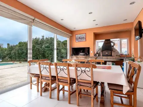 Casa 8 ambientes con 4 baños