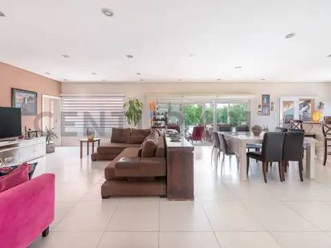 Casa en Venta con 2 cocheras