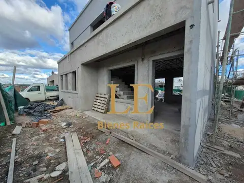 Casa en Venta con 3 cocheras