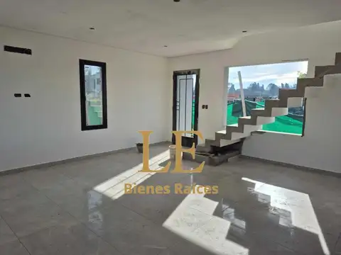 Casa en Venta con 3 cocheras