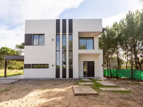 Casa 4 Ambientes A Estrenar. Barrio Náyades. Pinamar.