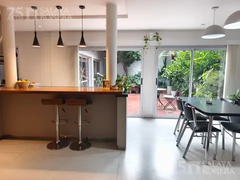 Casa en Venta con 2 cocheras