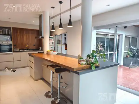 Casa en Venta  dos plantas,  4ambientes actualizada  3 dormitorios Florida Oeste