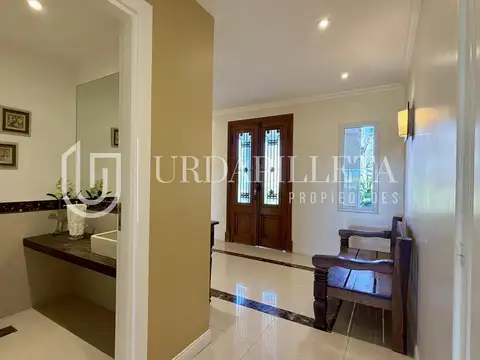 Casa en Venta con 3 cocheras