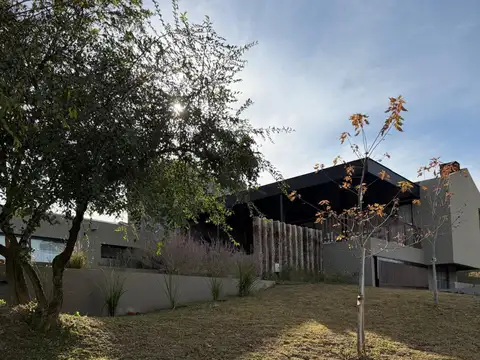 Casa en Venta en Countries y Barrios Cerrados en Mendiolaza, USD 689.999