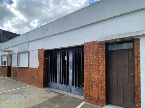  CASA,  2 DORMITORIOS EN  BARRIO ROCA.