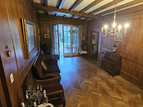 Casa 10 ambientes con 2 baños