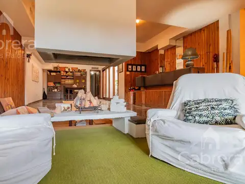 Casa 8 ambientes con 3 baños