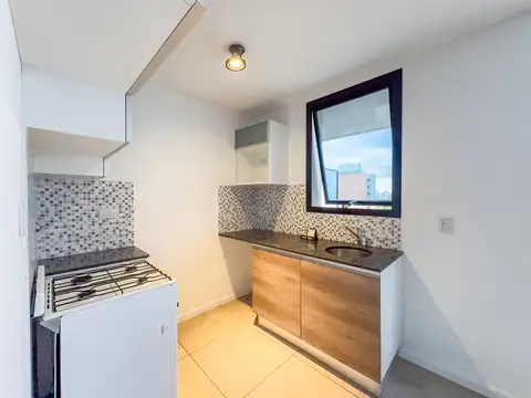 Monoambiente en alquiler, balcon frente, amenities, Pichincha