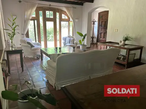 Casa 9 ambientes con 4 baños