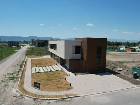 Oficina 17 ambientes con 5 baños