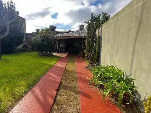 CHALET 5 AMB. EN VENTA-EXCELENTE UBICACION-LANUS O