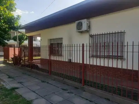 Venta de Casa de 4 ambiente con Cochera y Parrilla