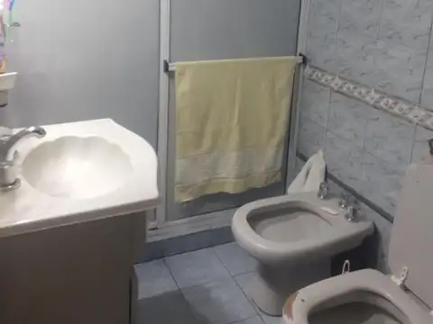 Venta de Casa de 4 ambiente con Cochera y Parrilla