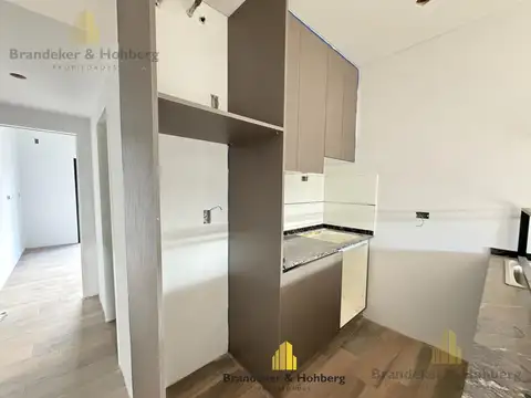 Departamento de 2 Ambientes en PB con Patio. Cochera de 8 mts de largo. A pasos de Av.mitre.
