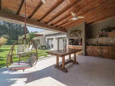 Casa 4 ambientes con 2 baños