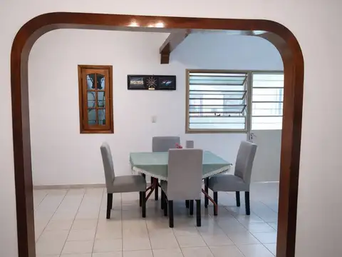 Casa 8 ambientes con 2 baños