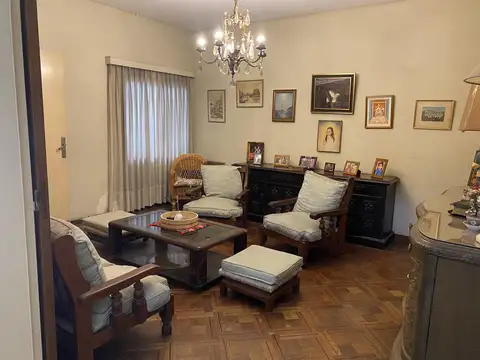 Casa 8 ambientes con 3 baños