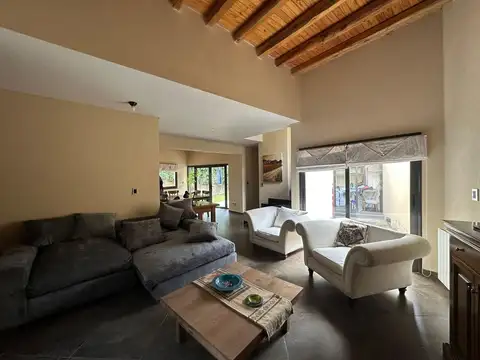 Casa 4 ambientes con 2 baños