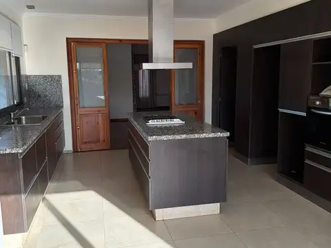 Casa en Alquiler con 2 cocheras