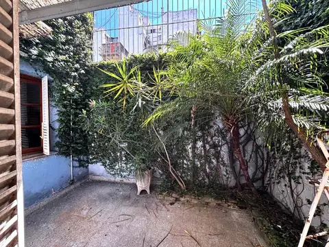 ALMAGRO CASA EN VENTA A RECICLAR 6 AMBIENTES con patio y terraza