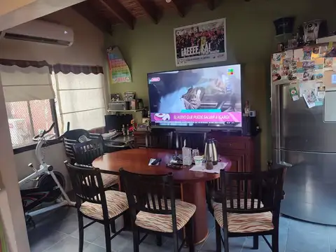 Casa 4 ambientes con 2 baños