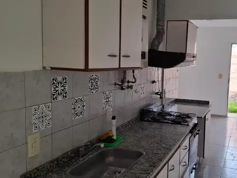 Casa 2 dorm. cocina, living, comedor, cochera, patio, baño