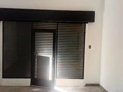 ALQUILER LOCAL CON BAÑO EN LUIS GUILLON
