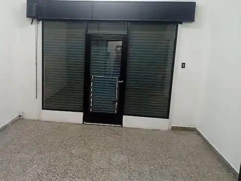 ALQUILER LOCAL CON BAÑO EN LUIS GUILLON