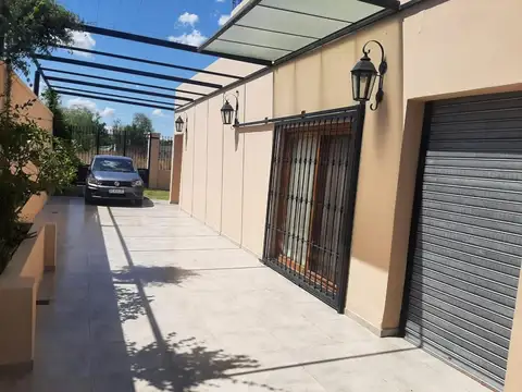 Casa en Venta con 3 cocheras