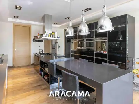Casa 6 ambientes con 5 baños