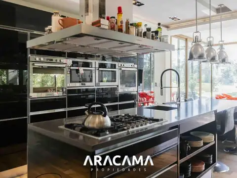 Casa en Venta con 4 cocheras
