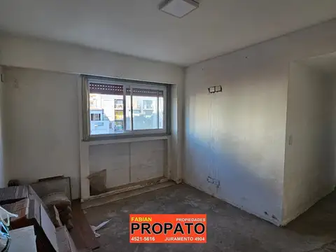 Depto de 3 ambientes refaccionado en un 4° piso al contrafrente con balcón, cochera fija cubierta y baulera!